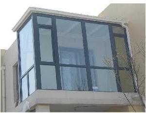 alumīnija logi uz balkonu