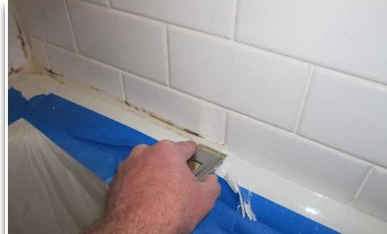 Kā salīmēt plaisu starp vannas istabu un sienu? Dažādi veidi, kā atrisināt problēmu