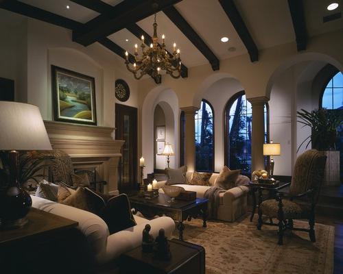 Klasiskais stils dzīvojamās istabas interjerā vienmēr ir svarīgs
