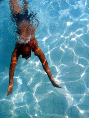 Perehidrols peldbaseinos: priekšrocības un trūkumi