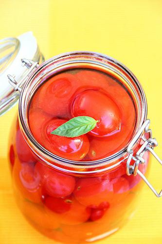 Vai tu zini, kā tomātu sālīt bankā?