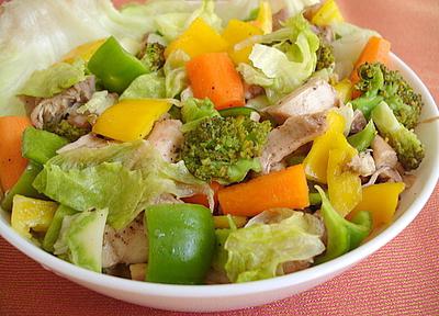Diētiskās salāti: recepte ēdienu pagatavošanai gardas vistas filejas trauciņā