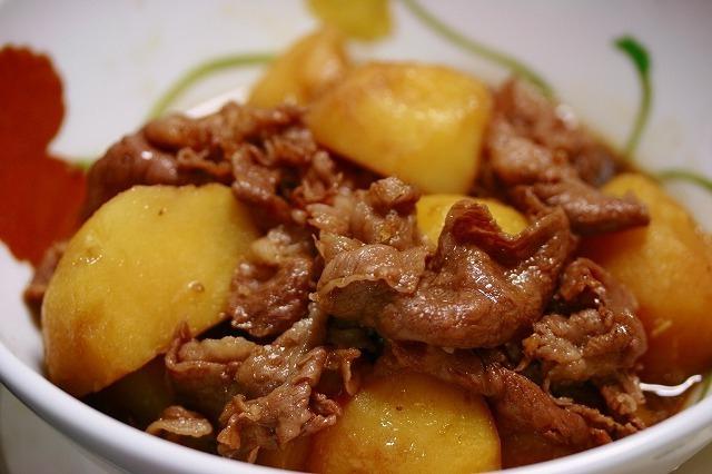 Kā pagatavot kartupeļus, sautētas ar gaļu, daudzveidīgā veidā?