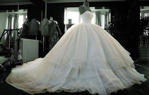 Kā izvēlēties skaistu kleitu kāzām?