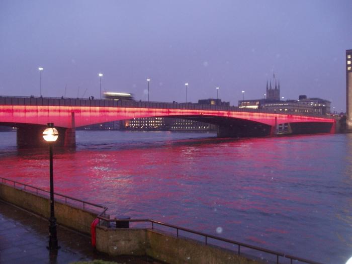 vecais Londonas tilts